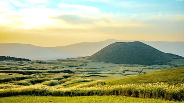 <ruby ><rb><span class="unknown" word="熊本">熊本</span></rb><rt>くまもと</rt></ruby>  <ruby ><rb><span class="unknown" word="阿蘇">阿蘇</span><span class="jlpt-n5" word="山">山</span></rb><rt>あそさん</rt></ruby><span class="" word="の">の</span><span class="" word="た">た</span><span class="" word="び">び</span><span class="" word="：">：</span><span class="" word="み">み</span><span class="" word="ど">ど</span><span class="" word="り">り</span><span class="" word="の">の</span><ruby ><rb><span class="" word="山">山</span></rb><rt>やま</rt></ruby><span class="" word="と">と</span><ruby ><rb><span class="" word="大">大</span></rb><rt>おお</rt></ruby><span class="" word="き">き</span><span class="" word="な">な</span><ruby ><rb><span class="jlpt-n2" word="火山">火山</span></rb><rt>かざん</rt></ruby>