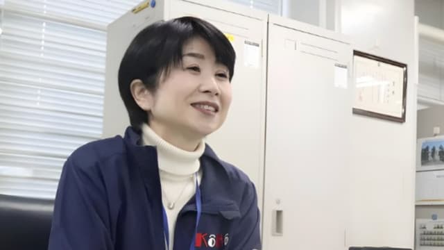 <ruby ><rb><span class="jlpt-n4" word="警察">警察</span></rb><rt>けいさつ</rt></ruby><span class="" word="に">に</span><ruby ><rb><span class="jlpt-n1" word="勤務">勤務</span></rb><rt>きんむ</rt></ruby><span class="" word="す">す</span><span class="" word="る">る</span><ruby ><rb><span class="jlpt-n3" word="唯一">唯一</span></rb><rt>ゆいいつ</rt></ruby><span class="" word="の">の</span><ruby ><rb><span class="jlpt-n4" word="女性">女性</span></rb><rt>じょせい</rt></ruby><span class="" word="「">「</span><ruby ><rb><span class="jlpt-n1" word="捜査">捜査</span><span class="jlpt-n3" word="管理">管理</span><span class="unknown" word="官">官</span></rb><rt>そうさかんりかん」</rt></ruby><ruby ><rb><span class="unknown" word="森久">森久</span><span class="jlpt-n1" word="佐">佐</span></rb><rt>もりひさ</rt></ruby><span class="" word="が">が</span><ruby ><rb><span class="" word="歩">歩</span></rb><rt>あゆ</rt></ruby><span class="" word="ん">ん</span><span class="" word="だ">だ</span><ruby ><rb><span class="jlpt-n5" word="道">道</span></rb><rt>みち</rt></ruby>