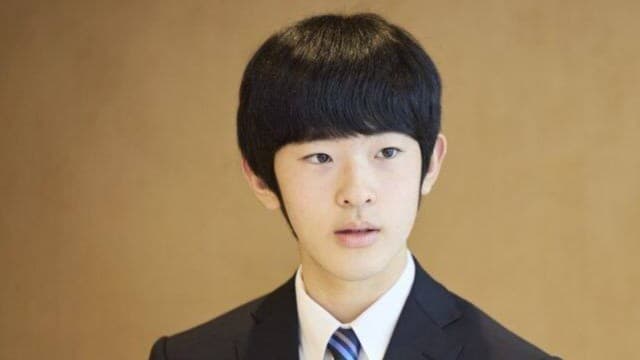 <ruby ><rb><span class="jlpt-n3" word="日本">日本</span></rb><rt>にほん</rt></ruby><span class="" word="の">の</span><ruby ><rb><span class="jlpt-n2" word="天皇">天皇</span></rb><rt>てんのう</rt></ruby><span class="" word="に">に</span><span class="jlpt-n5" word="なる">なる</span><ruby ><rb><span class="jlpt-n5" word="人">人</span></rb><rt>ひと</rt></ruby><span class="" word="に">に</span><span class="" word="つ">つ</span><span class="" word="い">い</span><span class="" word="て">て</span><span class="" word="の">の</span><ruby ><rb><span class="jlpt-n5" word="話">話</span></rb><rt>はなし</rt></ruby>