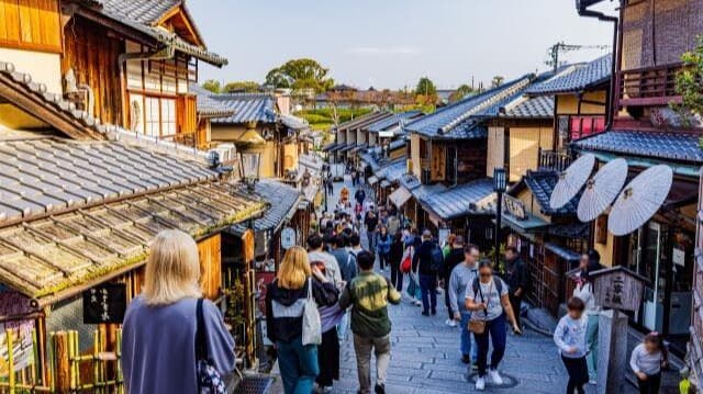 <ruby><rb><span class="jlpt-n3" word="日本">日本</span></rb><rt>にほん</rt></ruby><span class="" word="に">に</span><ruby><rb><span class="" word="来">来</span></rb><rt>く</rt></ruby><span class="" word="る">る</span><ruby><rb><span class="jlpt-n5" word="外国">外国</span><span class="jlpt-n5" word="人">人</span></rb><rt>がいこくじん</rt></ruby><span class="" word="が">が</span><ruby><rb><span class="" word="変">変</span></rb><rt>か</rt></ruby><span class="" word="わ">わ</span><span class="" word="り">り</span><span class="" word="ま">ま</span><span class="" word="し">し</span><span class="" word="た">た</span>