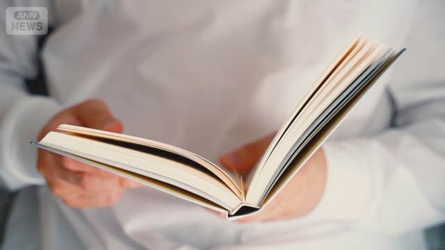 <ruby ><rb><span class="jlpt-n5" word="紙">紙</span></rb><rt>かみ</rt></ruby><span class="" word="の">の</span><ruby ><rb><span class="jlpt-n5" word="本">本</span></rb><rt>ほん</rt></ruby><span class="" word="の">の</span><ruby ><rb><span class="" word="売">売</span></rb><rt>う</rt></ruby><span class="" word="り">り</span><ruby ><rb><span class="" word="上">上</span></rb><rt>あ</rt></ruby><span class="" word="げ">げ</span><span class="" word="が">が</span><span class="" word="5">5</span><span class="" word="0">0</span><ruby ><rb><span class="jlpt-n5" word="年">年</span></rb><rt>ねん</rt></ruby><span class="" word="ぶ">ぶ</span><span class="" word="り">り</span><span class="" word="に">に</span><span class="" word="1">1</span><ruby ><rb><span class="jlpt-n1" word="兆">兆</span><span class="jlpt-n3" word="円">円</span></rb><rt>ちょうえん</rt></ruby><span class="" word="よ">よ</span><span class="" word="り">り</span><ruby ><rb><span class="" word="少">少</span></rb><rt>すく</rt></ruby><span class="" word="な">な</span><span class="" word="く">く</span><span class="jlpt-n5" word="なる">なる</span>