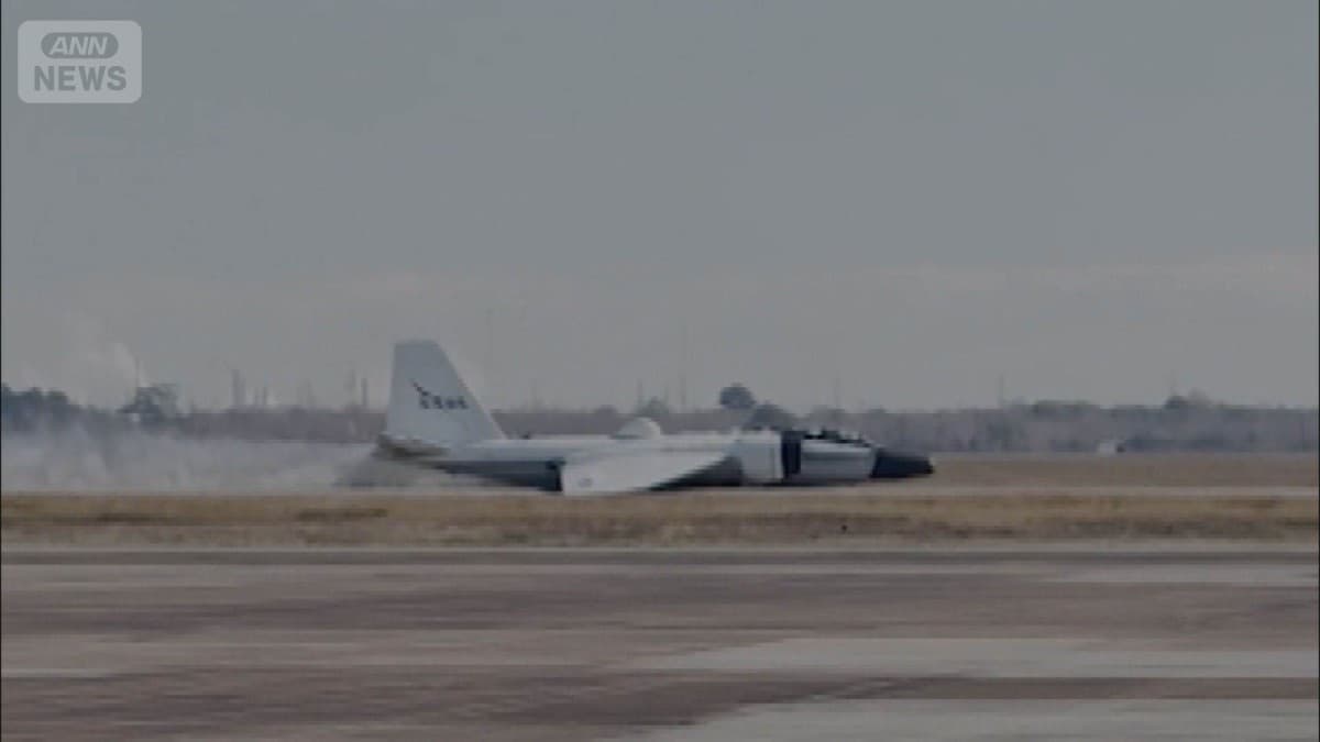 NASAのひこうき 車のタイヤが出ずにおなかで着陸 2人は無事