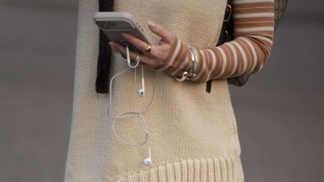 <ruby ><rb><span class="unknown" word="有線">有線</span></rb><rt>ゆうせん</rt></ruby><span class="" word="イ">イ</span><span class="" word="ヤ">ヤ</span><span class="" word="ホ">ホ</span><span class="" word="ン">ン</span><span class="" word="の">の</span><ruby ><rb><span class="jlpt-n1" word="再">再</span><span class="jlpt-n3" word="評価">評価</span></rb><rt>さいひょうか</rt></ruby><span class="" word="―">―</span><span class="" word="―">―</span><ruby ><rb><span class="jlpt-n1" word="著名">著名</span><span class="jlpt-n5" word="人">人</span></rb><rt>ちょめいじん</rt></ruby><span class="" word="の">の</span><ruby ><rb><span class="jlpt-n3" word="影響">影響</span></rb><rt>えいきょう</rt></ruby><span class="" word="と">と</span><span class="" word="ア">ア</span><span class="" word="ナ">ナ</span><span class="" word="ロ">ロ</span><span class="" word="グ">グ</span><ruby ><rb><span class="unknown" word="回帰">回帰</span><span class="jlpt-n3" word="現象">現象</span></rb><rt>かいきげんしょう</rt></ruby><span class="" word="を">を</span><span class="" word="め">め</span><span class="" word="ぐ">ぐ</span><span class="" word="っ">っ</span><span class="" word="て">て</span>