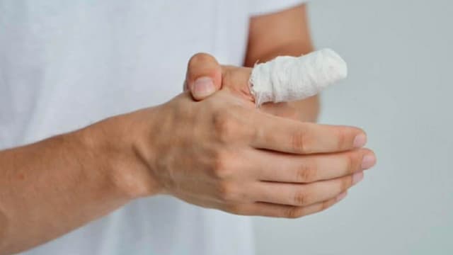 <ruby ><rb><span class="unknown" word="鹿児島">鹿児島</span><span class="jlpt-n4" word="市">市</span></rb><rt>かごしまし</rt></ruby><span class="" word="の">の</span><ruby ><rb><span class="jlpt-n5" word="病院">病院</span></rb><rt>びょういん</rt></ruby><span class="" word="、">、</span><span class="" word="け">け</span><span class="" word="が">が</span><span class="" word="を">を</span><span class="" word="し">し</span><span class="" word="た">た</span><ruby ><rb><span class="unknown" word="高齢">高齢</span></rb><rt>こうれい</rt></ruby><span class="" word="の">の</span><ruby ><rb><span class="jlpt-n3" word="患者">患者</span></rb><rt>かんじゃ</rt></ruby><span class="" word="に">に</span><span class="" word="お">お</span><ruby ><rb><span class="" word="金">金</span></rb><rt>かね</rt></ruby><span class="" word="を">を</span><span class="" word="は">は</span><span class="" word="ら">ら</span><span class="" word="う">う</span><span class="" word="こ">こ</span><span class="" word="と">と</span><span class="" word="を">を</span><span class="" word="き">き</span><span class="" word="め">め</span><span class="" word="る">る</span>