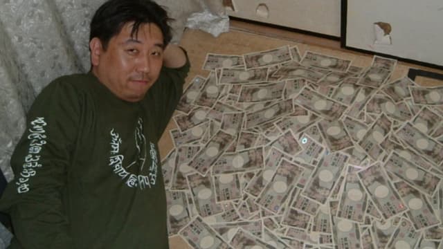 <ruby ><rb><span class="unknown" word="宝くじ">宝くじ</span></rb><rt>たからくじ</rt></ruby><span class="" word="で">で</span><span class="jlpt-n3" word="お">お</span><ruby ><rb><span class="" word="金">金</span><span class="" word="持">持</span></rb><rt>かねも</rt></ruby><span class="" word="ち">ち</span><span class="" word="に">に</span><span class="" word="な">な</span><span class="" word="っ">っ</span><span class="" word="た">た</span><ruby ><rb><span class="unknown" word="久慈">久慈</span></rb><rt>くじ</rt></ruby><ruby ><rb><span class="unknown" word="六朗">六朗</span></rb><rt>ろくろう</rt></ruby><span class="jlpt-n1" word="さん">さん</span><span class="" word="の">の</span><ruby ><rb><span class="jlpt-n5" word="話">話</span></rb><rt>はなし</rt></ruby>