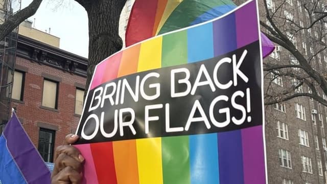 <span class="jlpt-n4" word="アメリカ">アメリカ</span><span class="" word="の">の</span><ruby ><rb><span class="jlpt-n5" word="公園">公園</span></rb><rt>こうえん</rt></ruby><span class="" word="で">で</span><span class="" word="L">L</span><span class="" word="G">G</span><span class="" word="B">B</span><span class="" word="T">T</span><span class="" word="Q">Q</span><span class="" word="＋">＋</span><span class="" word="の">の</span><ruby ><rb><span class="jlpt-n3" word="旗">旗</span></rb><rt>はた</rt></ruby><span class="" word="が">が</span><ruby ><rb><span class="unknown" word="撤去">撤去</span></rb><rt>てっきょ</rt></ruby><span class="" word="さ">さ</span><span class="" word="れ">れ</span><span class="" word="る">る</span>