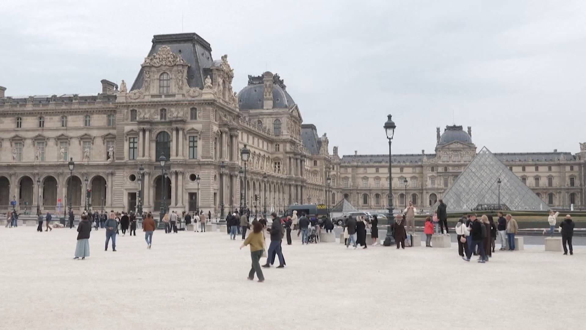 ルーブル美術館でチケットをわたす人たちがつかまりました