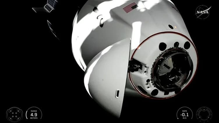 スペースXとNASAの宇宙船、ISSに到着して宇宙飛行士が増える