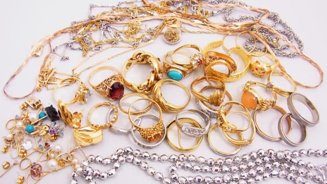 <span class="jlpt-n1" word="オンライン">オンライン</span><span class="" word="で">で</span><ruby ><rb><span class="" word="買">買</span></rb><rt>か</rt></ruby><span class="" word="っ">っ</span><span class="" word="た">た</span><span class="jlpt-n4" word="アクセサリー">アクセサリー</span><span class="" word="を">を</span><ruby ><rb><span class="" word="売">売</span></rb><rt>う</rt></ruby><span class="" word="り">り</span><span class="" word="ま">ま</span><span class="" word="し">し</span><span class="" word="た">た</span>