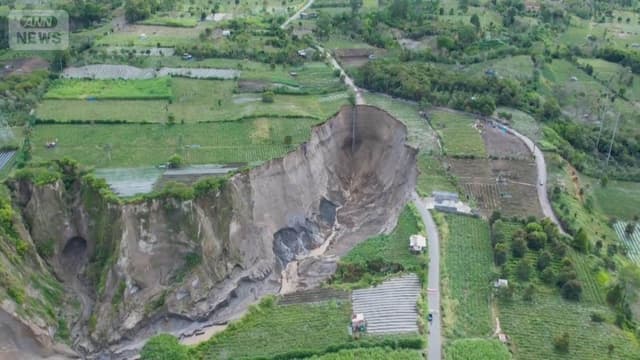 <span class="" word="イ">イ</span><span class="" word="ン">ン</span><span class="" word="ド">ド</span><span class="" word="ネ">ネ</span><span class="" word="シ">シ</span><span class="" word="ア">ア</span><span class="" word="の">の</span><ruby ><rb><span class="jlpt-n3" word="畑">畑</span></rb><rt>はたけ</rt></ruby><span class="" word="に">に</span><ruby ><rb><span class="" word="大">大</span></rb><rt>おお</rt></ruby><span class="" word="き">き</span><span class="" word="な">な</span><ruby ><rb><span class="jlpt-n3" word="穴">穴</span></rb><rt>あな</rt></ruby><span class="" word="が">が</span><span class="" word="で">で</span><span class="" word="き">き</span><span class="" word="ま">ま</span><span class="" word="し">し</span><span class="" word="た">た</span>