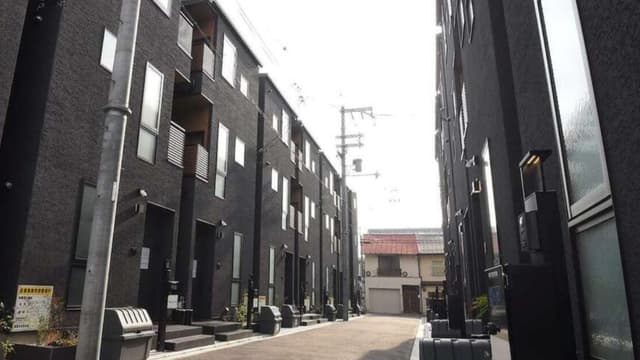 <ruby><rb><span class="unknown" word="大阪">大阪</span></rb><rt>おおさか</rt></ruby><span class="" word="・">・</span><ruby><rb><span class="unknown" word="西成">西成</span></rb><rt>にしなり</rt></ruby><span class="" word="で">で</span><ruby><rb><span class="unknown" word="中国">中国</span></rb><rt>ちゅうごく</rt></ruby><span class="" word="の">の</span><ruby><rb><span class="jlpt-n5" word="人">人</span></rb><rt>ひと</rt></ruby><span class="" word="が">が</span><ruby><rb><span class="" word="作">作</span></rb><rt>つく</rt></ruby><span class="" word="る">る</span><ruby><rb><span class="unknown" word="民泊">民泊</span></rb><rt>みんぱく</rt></ruby><span class="" word="が">が</span><span class="" word="ふ">ふ</span><span class="" word="え">え</span><span class="" word="て">て</span><span class="" word="い">い</span><span class="" word="ま">ま</span><span class="" word="す">す</span>