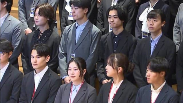 <ruby ><rb><span class="" word="フ">フ</span><span class="" word="ァ">ァ</span><span class="" word="ー">ー</span><span class="" word="ス">ス</span><span class="" word="ト">ト</span><span class="" word="リ">リ</span><span class="" word="テ">テ</span><span class="" word="イ">イ</span><span class="" word="リ">リ</span><span class="" word="ン">ン</span><span class="" word="グ">グ</span></rb><rt>ファーストリテイリング</rt></ruby><span class="" word="、">、</span><ruby ><rb><span class="" word="新">新</span></rb><rt>あたら</rt></ruby><span class="" word="し">し</span><span class="" word="い">い</span><ruby ><rb><span class="unknown" word="社員">社員</span></rb><rt>しゃいん</rt></ruby><span class="" word="の">の</span><ruby ><rb><span class="jlpt-n3" word="給料">給料</span></rb><rt>きゅうりょう</rt></ruby><span class="" word="が">が</span><ruby ><rb><span class="" word="上">上</span></rb><rt>あ</rt></ruby><span class="" word="が">が</span><span class="" word="る">る</span>