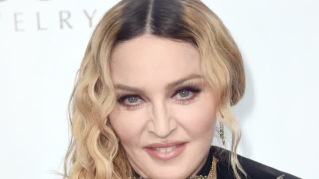 <ruby ><rb><span class="" word="6">6</span><span class="" word="7">7</span></rb><rt>ろくじゅうなな</rt></ruby><span class="" word="さ">さ</span><span class="" word="い">い</span><span class="" word="の">の</span><span class="" word="マ">マ</span><span class="" word="ド">ド</span><span class="" word="ン">ン</span><span class="" word="ナ">ナ</span><span class="" word="、">、</span><span class="" word="ミ">ミ</span><span class="" word="ニ">ニ</span><span class="" word="ス">ス</span><span class="" word="カ">カ</span><span class="" word="ー">ー</span><span class="" word="ト">ト</span><span class="" word="で">で</span><span class="" word="フ">フ</span><span class="" word="ァ">ァ</span><span class="" word="ッ">ッ</span><span class="" word="シ">シ</span><span class="" word="ョ">ョ</span><span class="" word="ン">ン</span><span class="jlpt-n1" word="ショー">ショー</span><span class="" word="に">に</span><ruby ><rb><span class="" word="行">行</span></rb><rt>い</rt></ruby><span class="" word="く">く</span>