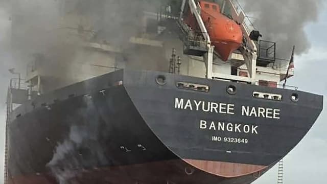 <span class="" word="ホ">ホ</span><span class="" word="ル">ル</span><span class="" word="ム">ム</span><span class="" word="ズ">ズ</span><ruby ><rb><span class="jlpt-n1" word="海峡">海峡</span></rb><rt>かいきょう</rt></ruby><span class="" word="で">で</span><span class="" word="タ">タ</span><span class="" word="イ">イ</span><span class="" word="の">の</span><span class="" word="ふ">ふ</span><span class="" word="ね">ね</span><span class="" word="が">が</span><span class="" word="ば">ば</span><span class="" word="く">く</span><span class="" word="は">は</span><span class="" word="つ">つ</span><span class="" word="　">　</span><span class="" word="3">3</span><ruby ><rb><span class="jlpt-n5" word="人">人</span></rb><rt>にん</rt></ruby><span class="" word="み">み</span><span class="" word="つ">つ</span><span class="" word="か">か</span><span class="" word="り">り</span><span class="" word="ま">ま</span><span class="" word="せ">せ</span><span class="" word="ん">ん</span>