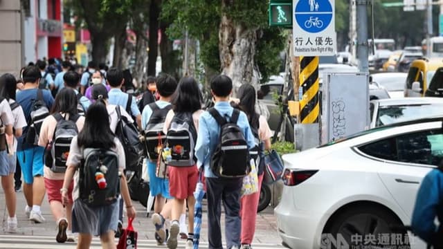 <ruby ><rb><span class="unknown" word="台湾">台湾</span></rb><rt>たいわん</rt></ruby><span class="" word="の">の</span><ruby ><rb><span class="unknown" word="歩行">歩行</span><span class="jlpt-n3" word="者">者</span></rb><rt>ほこうしゃ</rt></ruby><ruby ><rb><span class="jlpt-n3" word="信号">信号</span></rb><rt>しんごう</rt></ruby><span class="" word="「">「</span><ruby ><rb><span class="" word="走">走</span></rb><rt>はし</rt></ruby><span class="" word="る">る</span><ruby ><rb><span class="jlpt-n5" word="人">人</span></rb><rt>ひと</rt></ruby><span class="" word="」">」</span><span class="" word="の">の</span><span class="" word="ア">ア</span><span class="" word="ニ">ニ</span><span class="" word="メ">メ</span><span class="" word="ー">ー</span><span class="" word="シ">シ</span><span class="" word="ョ">ョ</span><span class="" word="ン">ン</span><span class="" word="が">が</span><span class="" word="な">な</span><span class="" word="く">く</span><span class="" word="な">な</span><span class="" word="り">り</span><span class="" word="ま">ま</span><span class="" word="す">す</span>