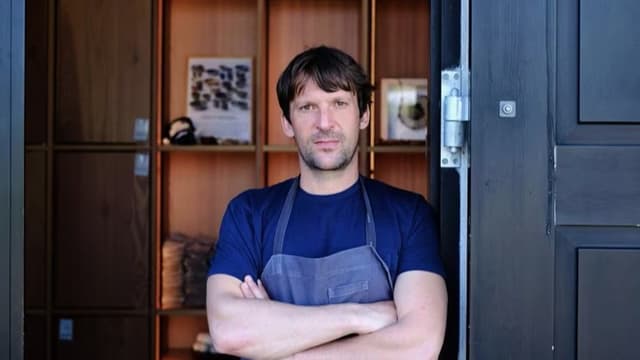 <span class="" word="「">「</span><ruby ><rb><span class="jlpt-n4" word="世界">世界</span><span class="jlpt-n5" word="一">一</span></rb><rt>せかいいち</rt></ruby><span class="" word="の">の</span><span class="jlpt-n5" word="レストラン">レストラン</span><span class="" word="」">」</span><span class="" word="ノ">ノ</span><span class="" word="ー">ー</span><span class="" word="マ">マ</span><span class="" word="の">の</span><span class="" word="シ">シ</span><span class="" word="ェ">ェ</span><span class="" word="フ">フ</span><span class="" word="が">が</span><ruby ><rb><span class="" word="辞">辞</span></rb><rt>や</rt></ruby><span class="" word="め">め</span><span class="" word="る">る</span>