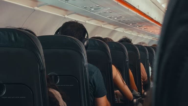 ヘッドホンをしない人、ひこうきからおりることも