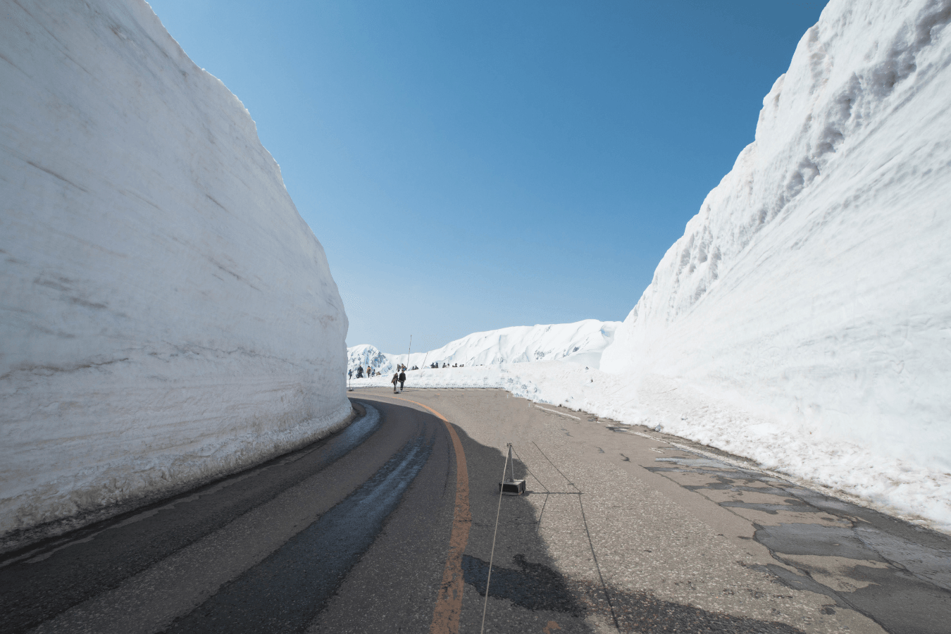 立山黒部アルペンルート　雪の壁を歩く感動の体験！