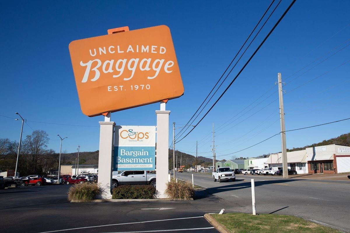 ロレックスからサメの歯まで、紛失手荷物専門店が扱う驚きの品々　米