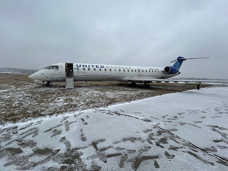 旅客機が横滑り、滑走路外れて停止　凍結が原因か　米セントルイス