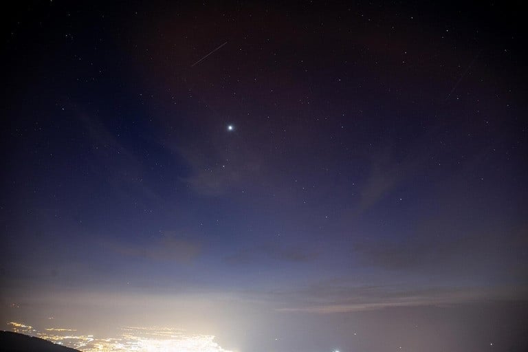 七つの惑星が夜空に並ぶ「惑星直列」、観察は金星が頼り