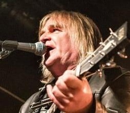 イギリスのロックバンドの歌手、マイク・ピーターズさんが66歳で亡くなる