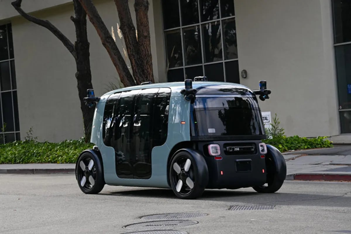 アマゾンのロボタクシー、事故で270台をなおす