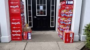 男の子がお母さんのスマホでたくさんのキャンディーを買ってしまいました