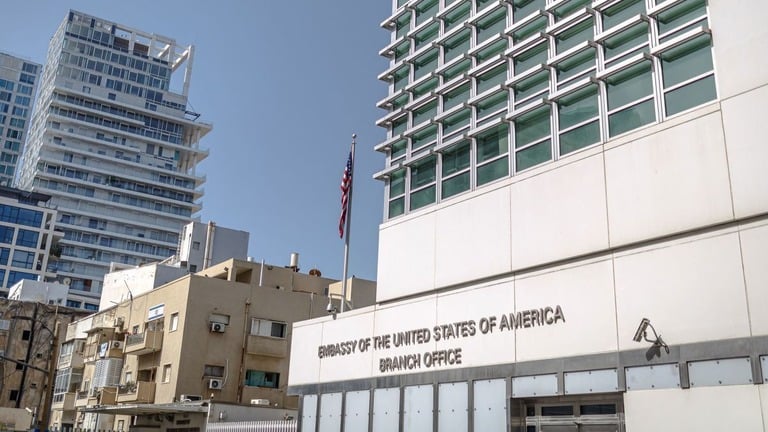 アメリカ人の男、イスラエルのアメリカ大使館でつかまる