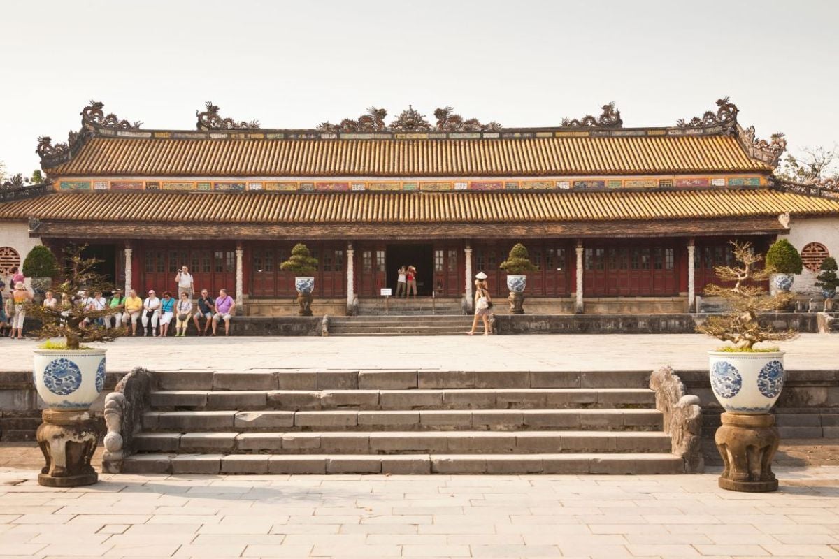 ベトナムで男が王のいすをこわす