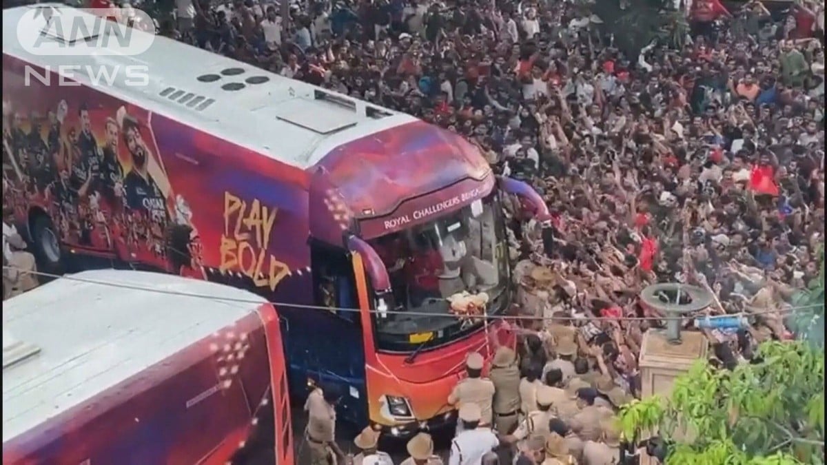 インドでクリケットのお祝いに人がたくさん集まり、11人が亡くなりました