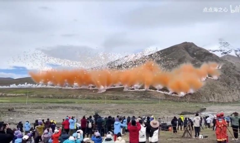 ヒマラヤ山脈での花火ショーに批判、アークテリクスが謝罪