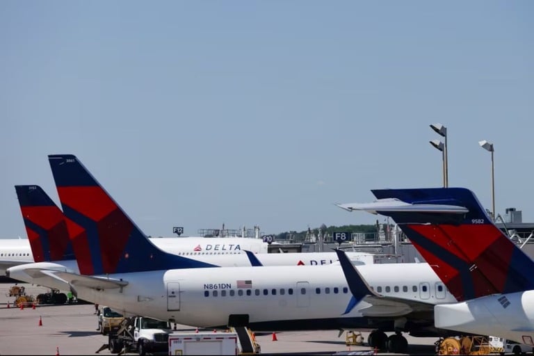 飛行機の窓が開いて、出発が止まりました