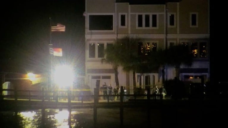 アメリカのバーでボートからうたれて3人がしにました