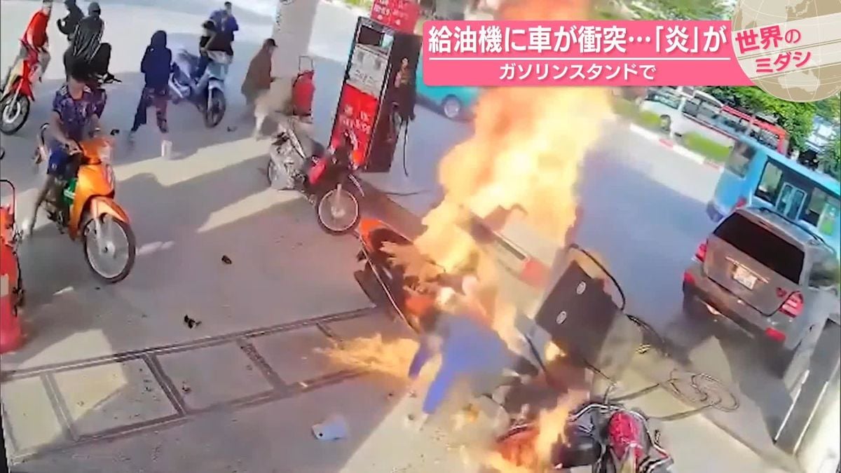車がガソリンスタンドにぶつかる