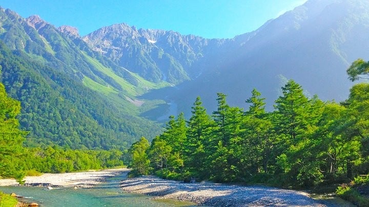 上高地：きれいな山と川の場所