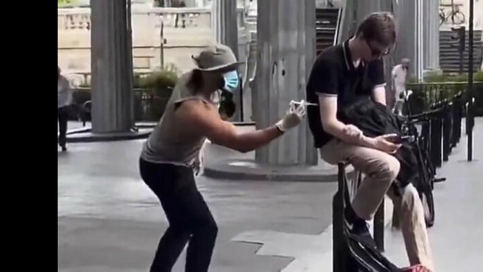 フランスのティックトッカー、注射器のふり動画で禁錮１年