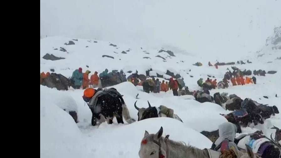 エベレストで大雪、登山者たちが鍋で雪かきして助かる