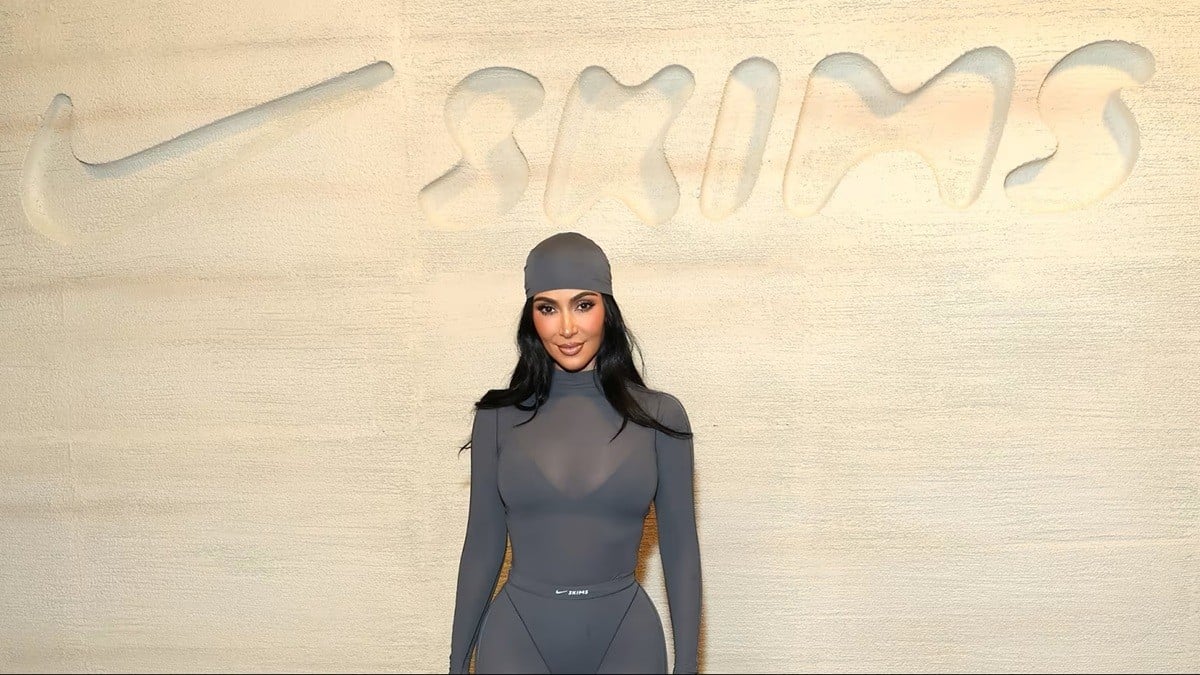 キム・カーダシアン、新しい下着「フェイクの毛つきTバック」を発表