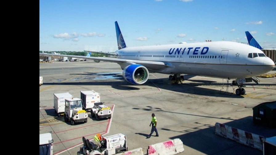 ユナイテッド航空機、操縦室窓に亀裂――気象観測用気球との衝突疑惑とその波紋