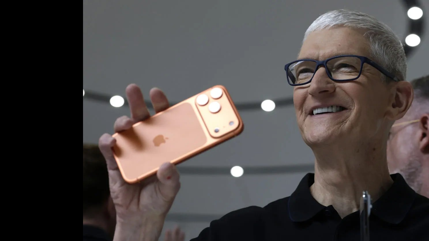 iPhone 17の売れ行きが好調でアップルの株価が上がる