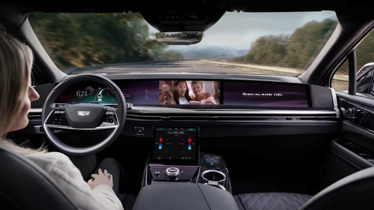 GM、「目をはなしてもいい運転」を2028年にスタート