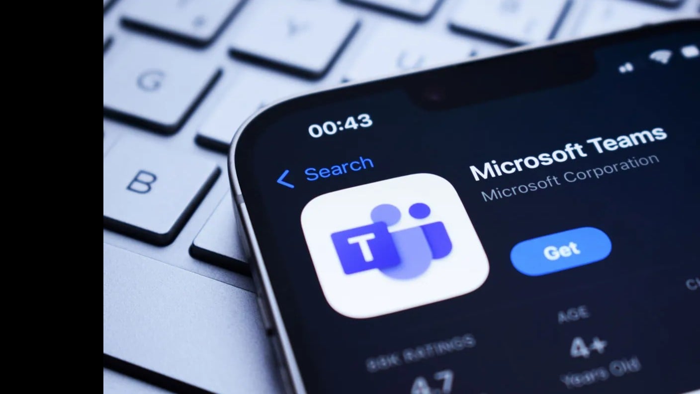 Microsoft Teamsによる従業員位置情報の自動通知機能導入と職場監視の新たな課題