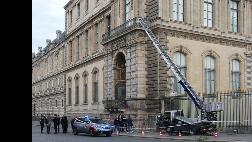 ルーブル美術館でリフトが使われた強盗とドイツ会社のユーモア広告