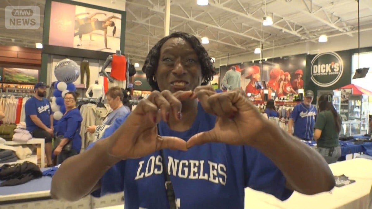 ドジャースがかちました。ファンはおみせにいきます。