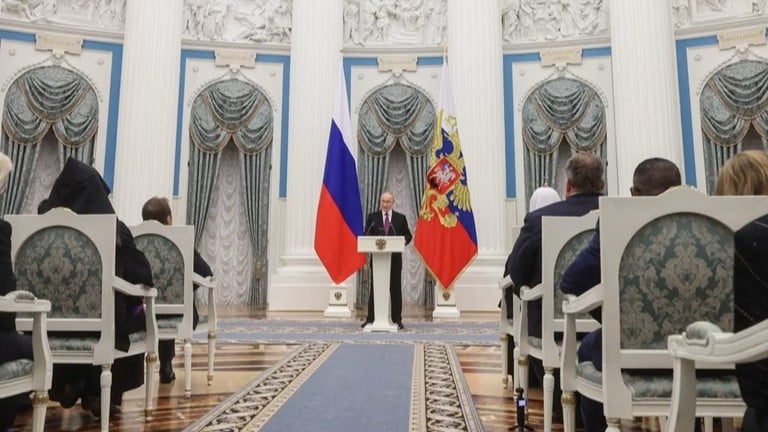 プーチン大統領、ミサイルを作った人に勲章をあげる