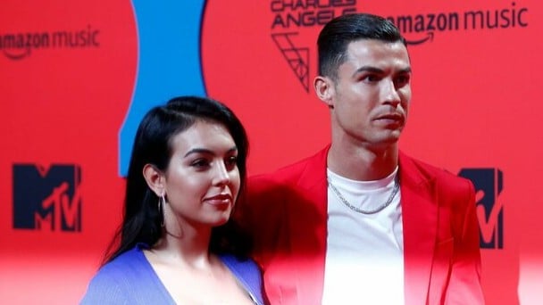 クリスティアーノ・ロナウドさん、きれいな指輪でプロポーズ