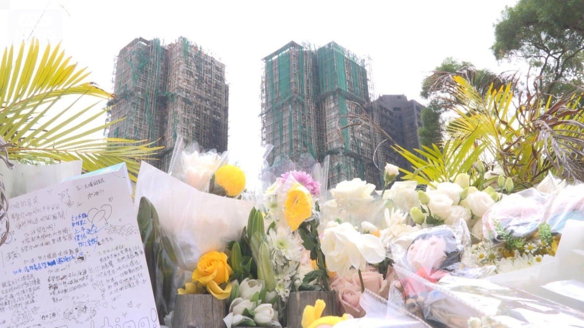 香港の火事でたくさんの花　政府は心配しています