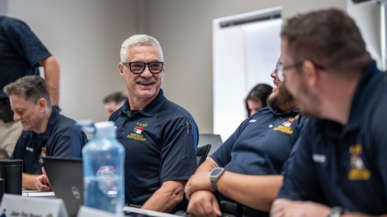 65さいのアメリカ人は俳優、警察官になるために勉強をはじめる