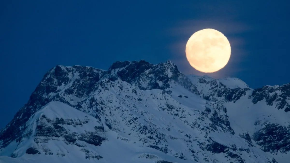 12月の夜空：大きな満月とおうし座の星